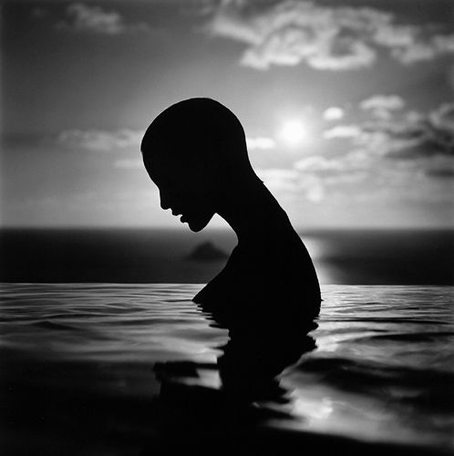 Silueta de busto de chica sumergida en agua